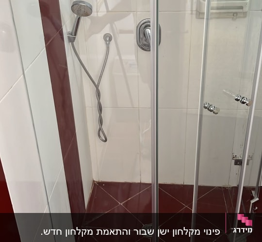 מקלחון זכוכית עם ראש מקלחת וכפתורים